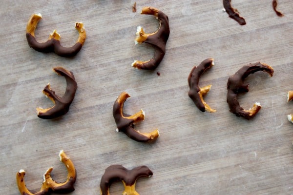 Holiday Recipes for Kids: Pretzels dipped in chocolate for reindeer cookies